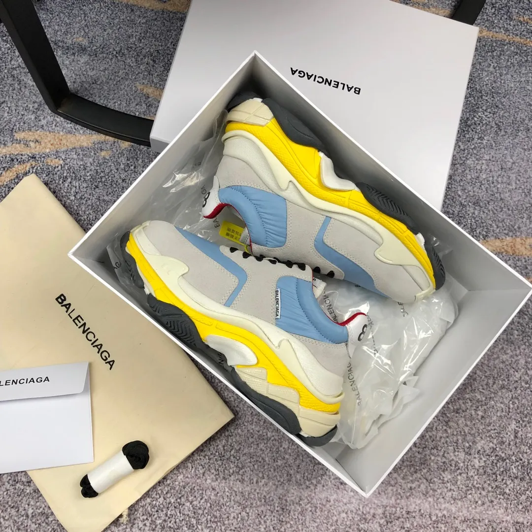 👟👟Ex-factory price 800👟👟 Balenciaga second generation 17 colors🖤 Balenciaga Triple-s Balenciaga-dad shoes. The world’s most popular retro jogging shoes 🔥. 🔺Retro distressed craftsmanship ~ original combination sole, heavy craftsmanship, not a low-end 2-layer combination sole! The upper is made of imported parachute cloth spliced ​​with nubuck matte, priced at 24 yuan per foot, which is different from the ordinary canvas on the market! The back is covered with cowhide high-frequency embossing! ⚠️When purchasing authentic products at the counter, I specifically asked the clerk about the materials. Size: 35-41 yards, men’s size 39-45, matching cloth bag, shoelaces, complete certificate of certification/men’s model will be notified later.